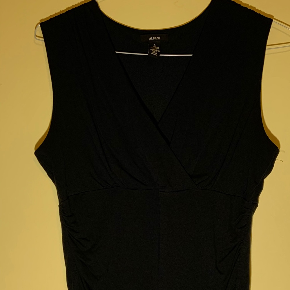 L Navy sleeveless v neck shirt. Rayón and spandex